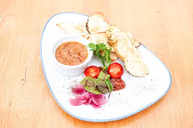 Tahta masadaki lezzetli ana yemek tabağının yakın çekimi. 