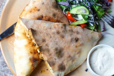 Restoran masasındaki lezzetli fast food yemeğinin yakın plan görüntüsü.