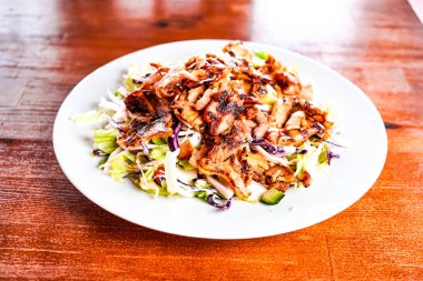 Lokantada lezzetli Yunan yemeği jiroskoplarının yakın plan görüntüsü 