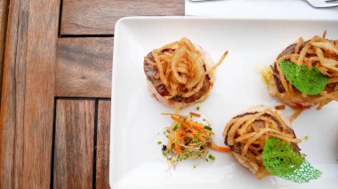 Tahta masadaki lezzetli ana yemek tabağının yakın çekimi. 