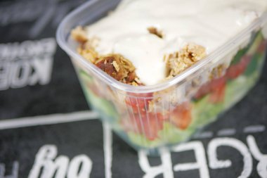 Restoran masasındaki lezzetli fast food yemeğinin yakın plan görüntüsü.