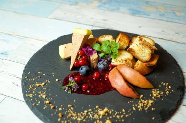 Tahta masadaki lezzetli ana yemek tabağının yakın çekimi. 