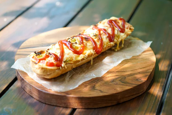 Restoran masasındaki lezzetli fast food yemeğinin yakın plan görüntüsü.