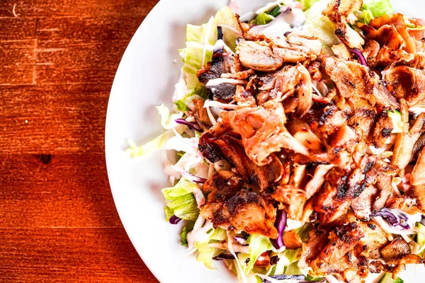 Lokantada lezzetli Yunan yemeği jiroskoplarının yakın plan görüntüsü 