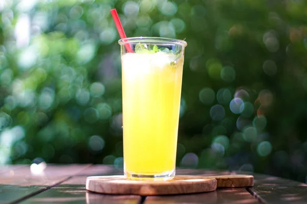 Restoran masasındaki taze kokteylin yakın plan görüntüsü.