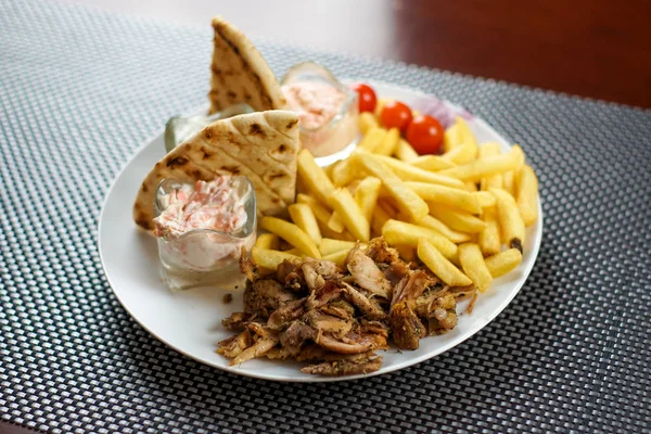 Lokantada lezzetli Yunan yemeği jiroskoplarının yakın plan görüntüsü 