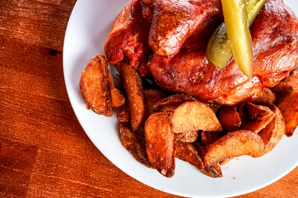 Tahta masadaki lezzetli ana yemek tabağının yakın çekimi. 