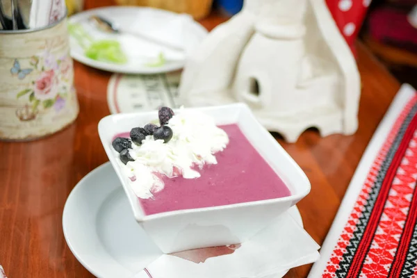 Lokanta masasının üstünde lezzetli tatlı manzarası.