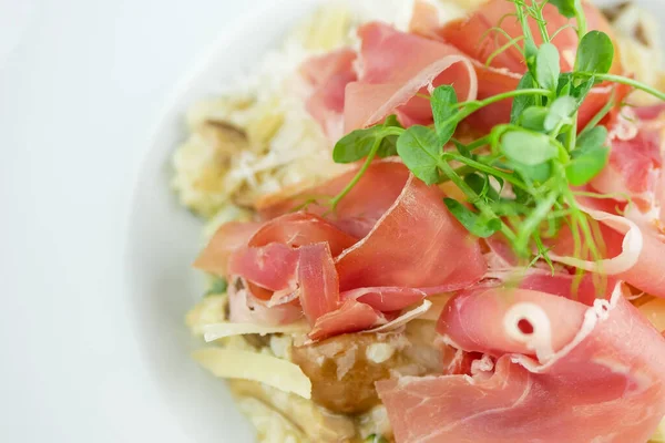 Lokantadaki lezzetli ana yemeğin yakın görüntüsü.