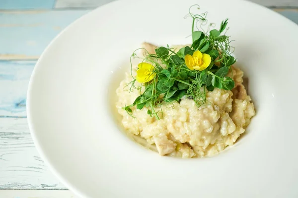 Tahta masadaki lezzetli ana yemek tabağının yakın çekimi. 