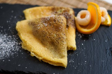 Restoran masasında krep.