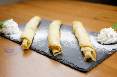 Restoran masasında krep.