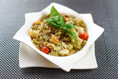 Restoran masasında makarna.