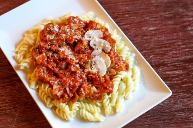 Restoran masasında makarna.