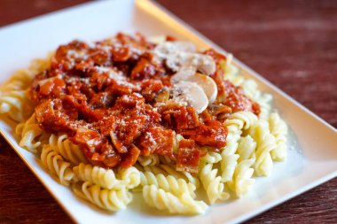 Restoran masasında makarna.