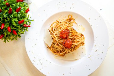 Restoran masasında makarna.