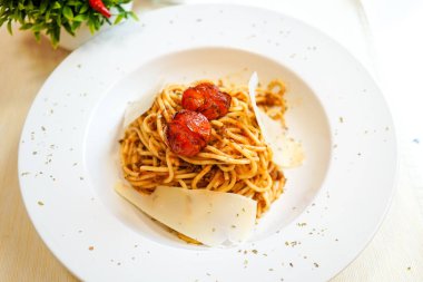 Restoran masasında makarna.