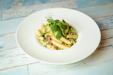 Restoran masasında makarna.