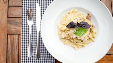 Restoran masasında makarna.