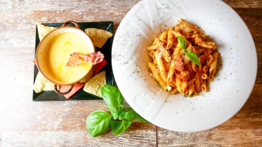 Restoran masasında makarna.