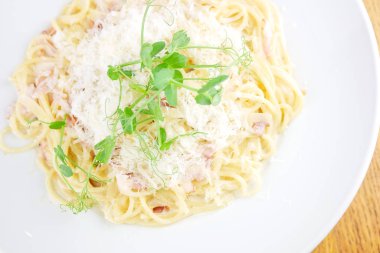 Restoran masasında makarna.