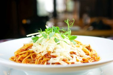 Restoran masasında makarna.