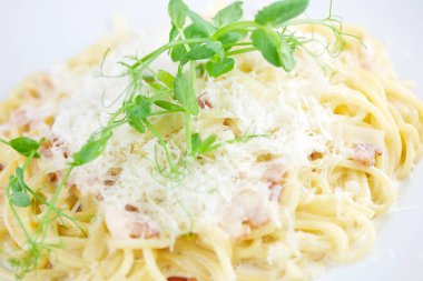 Restoran masasında makarna.