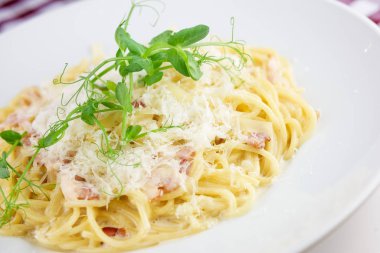 Restoran masasında makarna.