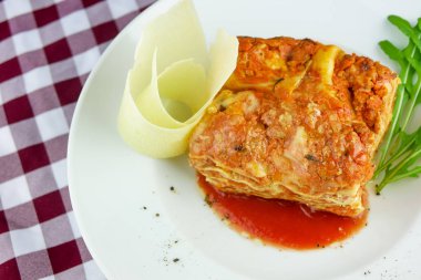 Restoran masasında makarna.