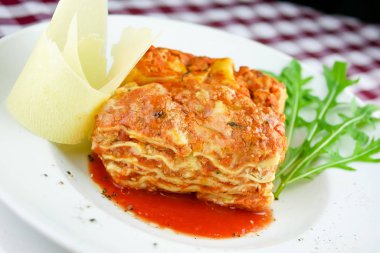 Restoran masasında makarna.