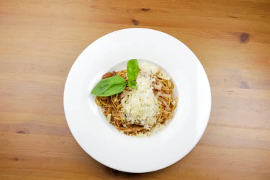 Restoran masasında makarna.