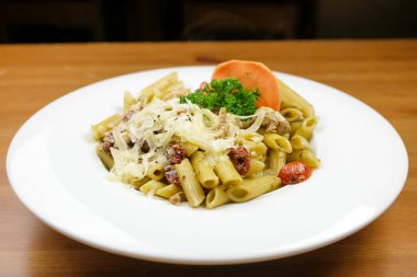 Restoran masasında makarna.