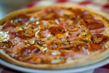 Restoran masasında pizza.