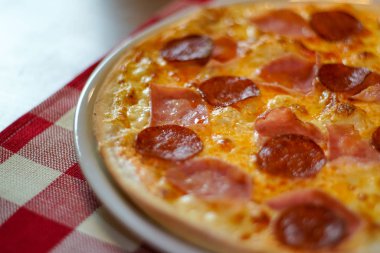 Restoran masasında pizza.