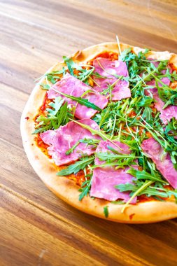 Restoran masasında pizza.