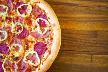 Restoran masasında pizza.