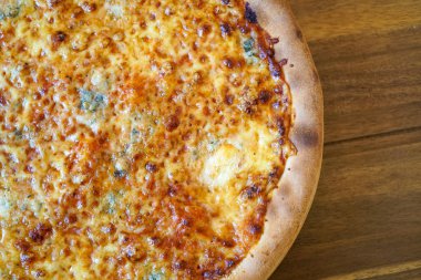 Restoran masasında pizza.