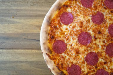 Restoran masasında pizza.