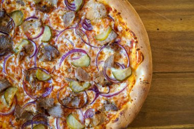 Restoran masasında pizza.