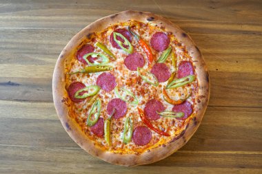 Restoran masasında pizza.