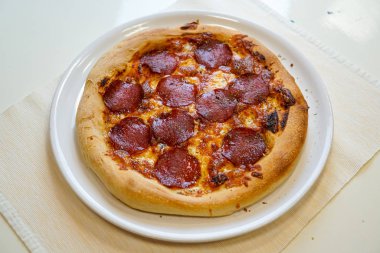 Restoran masasında pizza.