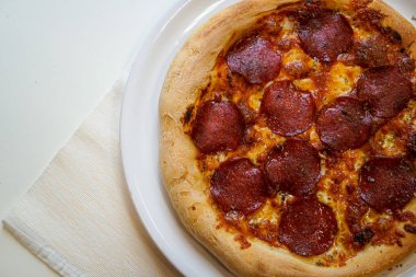 Restoran masasında pizza.