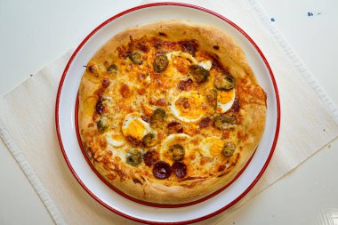 Restoran masasında pizza.