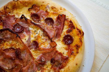 Restoran masasında pizza.