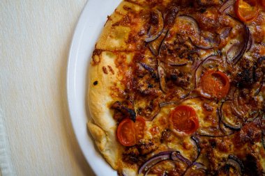 Restoran masasında pizza.