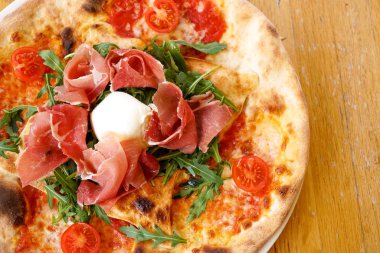 Restoran masasında pizza.