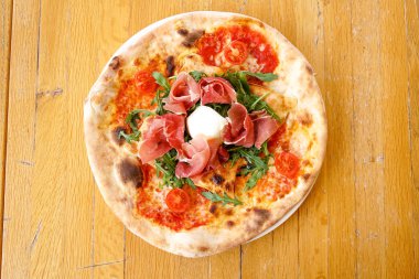 Restoran masasında pizza.