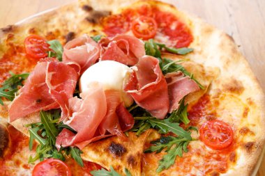 Restoran masasında pizza.