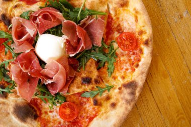 Restoran masasında pizza.