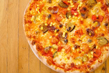 Restoran masasında pizza.